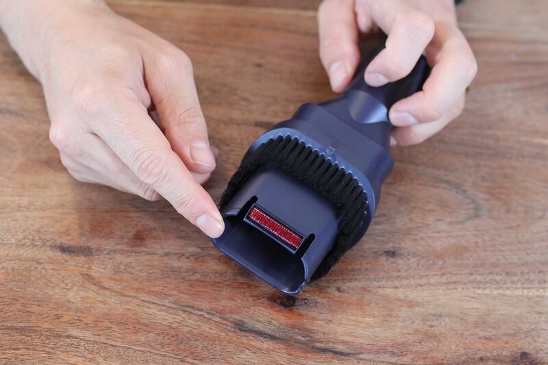 Close up of the combination nozzle in the Dyson Gen5detect.